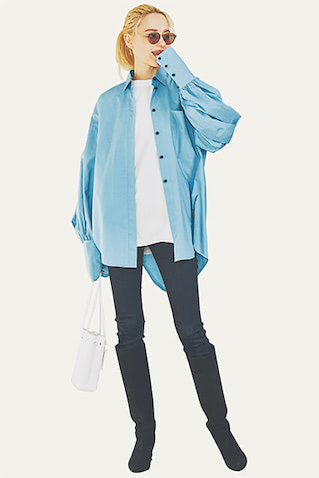 サックスブルーシャツ 31,900円／ENFOLD　白ロングスリーブTシャツ 19,800円／ATON（ATON AOYAMA）　スキニーパンツ 14,080円／MOUSSY（バロックジャパンリミテッド）　サングラス 33,000円／BLANC　白バッグ 15,400円、ブーツ 33,000円／ともにダイアナ（ダイアナ 銀座本店）　さわやかさに直結する水色シャツは、黒スキニー×ブーツの強さを緩和する。