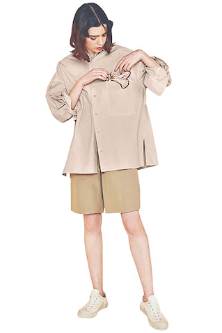 【短めボトムに好都合】注目のショートパンツでメンズライクなカジュアルに。 ●ベージュシャツは着まわし。ベージュハーフパンツ 31,900円／ATON（ATON AOYAMA）　シャツのポケットに入れたスカーフ 15,400円／BEIGE,（オンワード樫山）　スニーカー 9,900円／ムーンスター（ムーンスター カスタマーセンター）