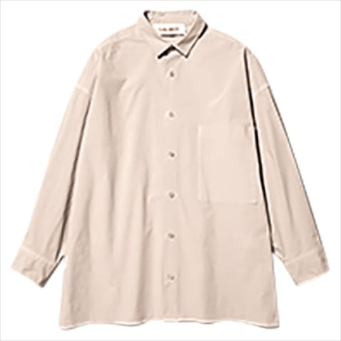 【着回すアイテム】☑スリット入りのベージュシャツ【SELECT POINT】①白に近い普遍性を求めて選んだのは、柔和なムードのまろやかなベージュ。　②白シャツのような「合わせやすさ」と同時に「なじみやすさ」もそなえた万能な1着。　③腰回りが隠れる丈。スリットの切れ味で、ベージュにありがちな膨張感も払拭。　ベージュビッグシャツ 23,100円／カルメール