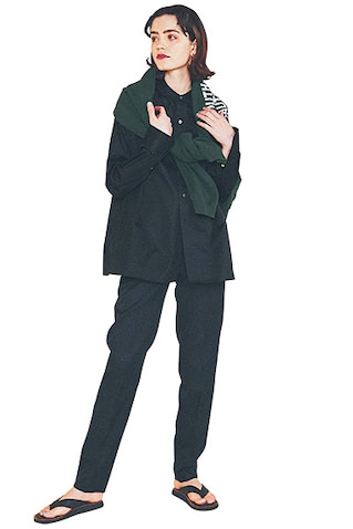 黒ノーカラーシャツ 22,000円／ニコラ ジェンソン（リノウン）　肩にかけたスエット 3,190円／原宿シカゴ 原宿店　黒スラックスパンツ 11,000円／N.O.R.C by the line（N.O.R.C）　ピアス 16,500円／クレスターレ　サンダル 27,500円／rag & bone（rag & bone 表参道店）　シャツでできる隙を“余らせる”という発想で、黒のワントーンも軽妙に。古着風のロゴスエットやサンダルのハズしで、親しみやすさもプラス。
