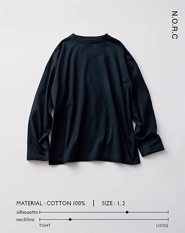つまりぎみの首元もすっきり見える細いえり幅:  8,500円／N.O.R.C　落ち着いた光沢が魅力のスーピマコットンに、表面をなめらかにするシルケット加工をほどこした高級感のある風合い。ややつまったネックラインも手伝い、オーバーサイズでも上品。 -comment- えりぐりや肩に効かせたWステッチなど、ディテールにもこだわった定番商品。着方の幅が広がるように、すそをラウンドからフラットにアップデートしました。（プレス・長谷川布記子さん）