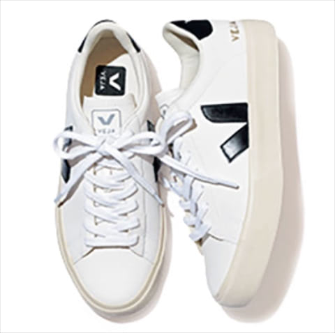 >> 黒を少量配した白レザー ●Vロゴスニーカー 22,000円／Veja（シードコーポレーション）