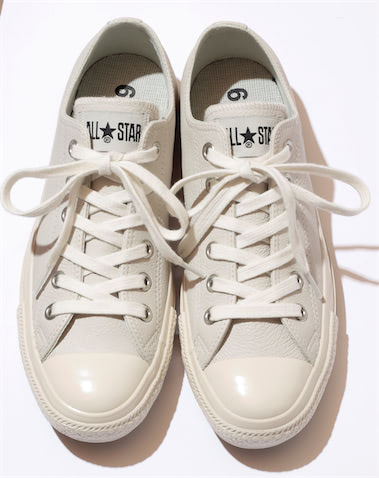 【MHL.×CONVERSE】コンバースのU.S.ORIGINATORがベース：　シボ感のあるレザーのアッパーに対し、ツヤのあるラバーソールをドッキングした、素材感の対比が目新しい。古きよきアメリカンヴィンテージを今に落とし込んだ仕上がり。　白レザースニーカー 23,100円／MHL.×CONVERSE（MHL.）　足にフィットするような、やわらかいレザー。
