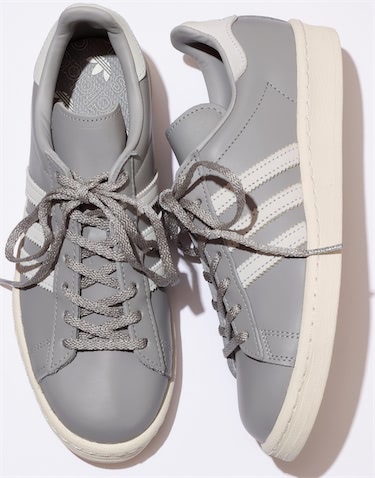 【adidas Originals×URBAN RESEARCH】色も質感もマットに仕上げたソリッドなスニーカー：　adidas Originalsのシグネチャーモデル「CAMPAS 80’s」をベースに、スムースレザーのアッパーでミニマルな表情へ更新。合わせる服の色に悩まず済む薄いグレー。　グレーレザースニーカー 13,200円／adidas×URBAN RESEARCH（アーバンリサーチ ルミネ新宿店）　ユニセックスで展開。