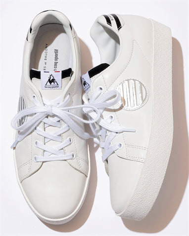 【BORDERS at BALCONY×le coq sportif】クリーンなムードをかもし出すボーダー柄のマークが特徴：　ワイドから細身まで、ボトムを問わず脚のラインをすらりと流す、細身のフラットソール。軽量感とクッション性が魅力の発泡ラバーを使用しており、クセになるはき心地。　ボーダーマークスニーカー 30,800円／ボーダーズ アット バルコニー×ルコックスポルティフ（ボーダーズ アット バルコニー）