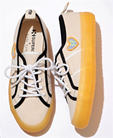 【SUPERGA®×forte_forte】ハートの刺しゅうが目印のリメイク風デザインが新鮮：　ガムソール、地厚なキャンバス地、ロープのシューレースなど、どこから見ても味わい深い1足。ハートの刺しゅうをほどこした、forte_forteらしい甘口な飾りもほかにはない。　スニーカー 41,800円／SUPERGA®×forte_forte（コロネット）　太めに配した黒のラインでキレもよく。