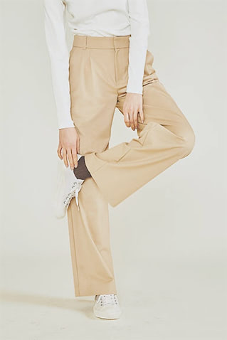 【服と靴より濃い色をさす】▶ソフトな配色には濃いブラウンを試す。　：淡い色をやさしく引き締め、配色の幅も広いブラウンを起用。スニーカー＋ワイドパンツのラフな白・ベージュの締め役にはビターな色みを。　●白キャンバススニーカー 31,900円／A.P.C.（アー・ペー・セー カスタマーサービス）　ブラウンリブソックス 2,970円／パンセレラ（真下商事）　パンツ 11,990円／THROW by SLY（バロックジャパンリミテッド）