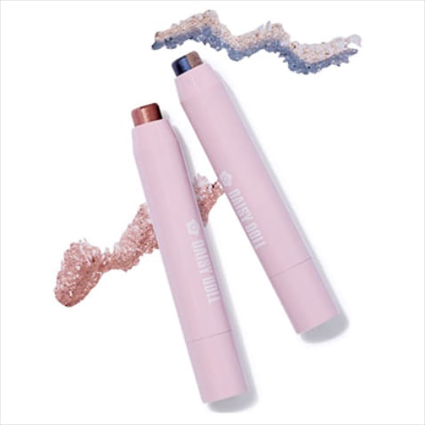 「2色を1度に描ける」〈右から〉DAISY DOLL by MARY QUANT デュアル カラー スティック V-01、PK-02 各1,430円／クラブコスメチックス　●自然な陰影をつくるマイルドなロージーピンクとシャンパンゴールドがきらめくスモーキーバイオレット。クリーム状でまぶたにしっかりフィット。