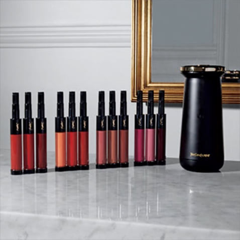 YSL ルージュ シュール ムジュール（3月18日店舗限定発売） 41,800円（デバイス本体・カートリッジ別売り）／イヴ・サンローラン・ボーテ　●専用のアプリで診断することで4,000とおりからぴったりのリップカラーを作れる最先端機能。デバイスのトップケースをとりはずせば、作ったリップを持ち運べる。