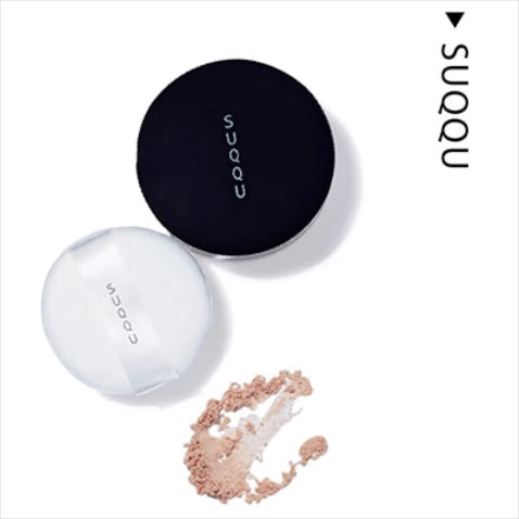 ☑ベタつきはおさえたいけど・粉っぽさはいらない ▶パウダーなのにグロッシーな風合い：オイル リッチ グロウ ルース パウダー 6,600円／SUQQU　「グロウな肌が好きなので、保湿力のあるベースを使っていましたが、マスクをするようになってからこのベタつきがストレスに。ただ、これは仕上げに入れるだけでパウダーとは思えない繊細なツヤが出せるため、一気に悩みを解決してくれた」（まぃまぃさん）