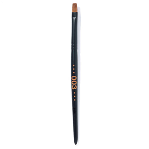 結局コレに戻ってしまう：yUKIBRUSH ProSeries 003 3,146円／yUKI TAKESHIMA　「コシのある毛を使っているので、しっかり輪郭を縁どれるリップブラシ。単色でラインを引くことも：色か筆にとってぼかすことも可能。色ムラにもならず、均一に塗ることができます。かたさ・大きさ・しなりが絶妙で、このブラシがいちばん使いやすい」（小澤麻衣さん：ヘア＆メイク）