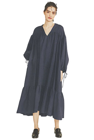 鋭いVがティアードの甘さをセーブ：  ネイビーリネンワンピース 23,100円／CREDONA　黒ローファー 16,390円／A de Vivre　身ごろもそでもたっぷりとした贅沢なフォルム。デコルテに加えて足首ものぞかせることでコントラストがきわ立ち、気になる重さを軽減。リネンでも透けにくい裏地つき。