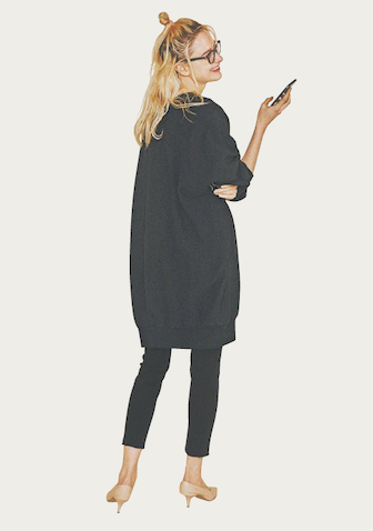 【MIDDLE LENGTH】 直線に近いゆとりのあるシルエット。■ラクしたい日に欠かせないスエットも、ラフに見せないのが大人のルール。　●黒スエット 28,600円／ロンハーマン　黒スキニーパンツ 16,500円／N.O.R.C by the line（N.O.R.C）　眼鏡 33,000円／EYEVAN（アイヴァン 東京ギャラリー）　パンプス 35,200円／PIPPICHIC（ベイジュ）