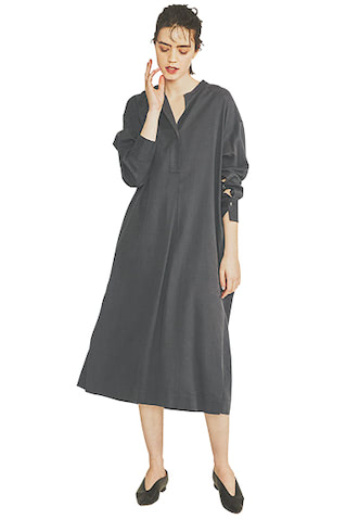 【DRAPE FORM】 動きに合わせてゆれる優美な縦落ち。■すそにかけてドレープを描く、しっとりとしたリヨセルを使用。サテンのような風合いながらツヤが出すぎず、カジュアルにも装える。　●グレーシャツワンピース 35,200円／カオス（カオス表参道）　シューズ 18,150円／エフ バイ ウェルフィット（ダイアナ 銀座本店）