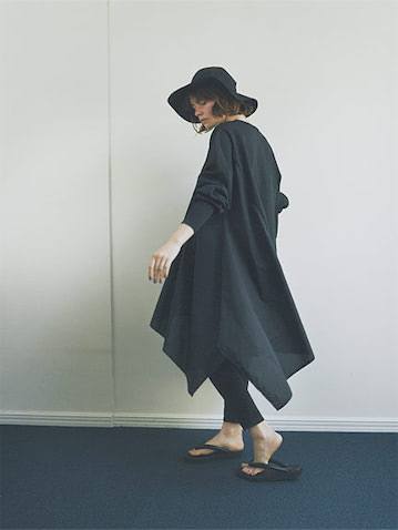 【ASYMMETRY HEM LINE】 「躍動感のある長い丈」で黒スキニーをドレスアップ。■フレア＆凹凸感のあるすそが、ALL黒に華やぎを加算。　●黒トップス 13,200円／HeRIN.CYE（バロックジャパンリミテッド）　黒パンツ 3,300円／アメリカンホリック（アメリカンホリック プレスルーム）　黒ハット 18,700円／Masakazu Furusawa（UTS PR） サンダル 29,700円／ビューティフル・シューズ（ギャラリー・オブ・オーセンティック）