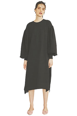 そでにふくらみを持たせてドレスアップ：●  黒スエットワンピース 9,900円／LA BELLE ETUDE　ピンクミュール 31,900円／PIPPICHIC（ベイジュ）　■そでや肩にボリューム感のあるトップスが旬。たっぷりとしたスリーブは、アウターいらずのこれからにこそ最適。気楽なスエットだから甘さもひかえめ。ひざ下丈＆動きの出るサイドスリットで重さも軽減。