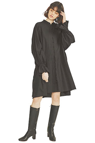 「首つまりの黒でミニを大人化」： 黒ミニワンピース（リボンベルトつき） 49,500円／THE NEWHOUSE（アーク インク）　黒ブーツ 42,350円／ダイアナ（ダイアナ 銀座本店）　ひざ丈でも気負わず着られる、ドライなリネンと切りっぱなしの抜け感。付属のベルトを巻けば、チュニックのように変化。