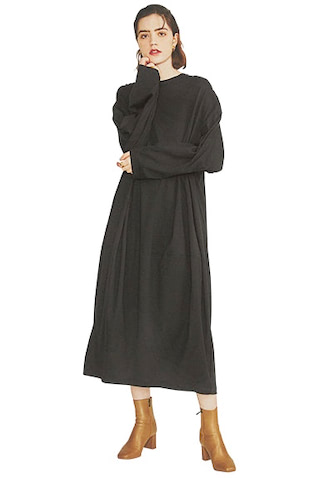 「立体感をもたらす切り替えデザイン」： 黒ワンピース 27,500円／nagonstans　ピアス 10,890円／GISEL B、ゴールドリング（2つセット） 21,230円／SOKO（ともにZUTTOHOLIC）　ブーツ 25,850円／ダイアナ（ダイアナ 銀座本店）　そでとひざ部分に持たせたふくらみで、存在感をアップ。