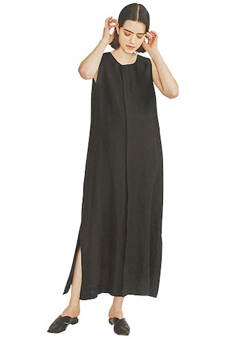 「リネンにハリをもたらすオックス織」： 黒ワンピース 53,900円／ATON（ATON AOYAMA）　シルバーリング 11,660円／PAZ COLLECTIVE（ZUTTOHOLIC）　サンダル 16,500円／エフ バイ ウェルフィット（ダイアナ 銀座本店）　直線を強調させる、タック風のフロントデザインとサイドの深スリット。