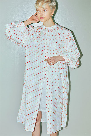 かわいいだけじゃない、「キレイ」も見込める遊び心。さりげなく重ねたショートパンツの格上げも可能に。素足にローファーというメンズ発想の足元なら、さらに甘さをセーブできる。
