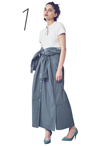 ガウンのようにまとえるロングシャツワンピース。まずはふつうにはおって腰から下のボタンだけとめ、上半身は脱いで腰位置でそでを結ぶだけ。即席でデザインスカートのでき上がり。