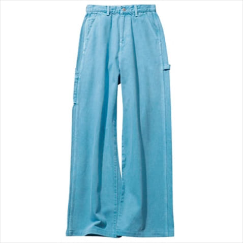 ブルーデニムより鮮やかな「水色」： デニムパンツ 25,850円／SERGE de bleu（ショールーム セッション）　よくあるブルーデニムとは違う、「水色」という表現が近いムラのない発色。気軽にはけるカラーデニムとして、今年っぽくとり入れられそう。（岩田さん）