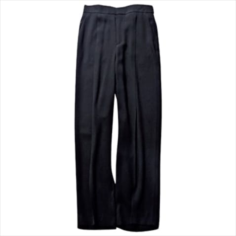 アイロンがけ不要のスラックス。 黒センタープレスパンツ 13,500円／N.O.R.C by the line（N.O.R.C）　「さらりとした肌あたりの薄手のストレートシルエット。イージーケアに加えて接触冷感もそなわる黒だから、活躍することまちがいなしです」（岩田さん）