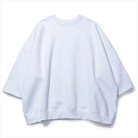 半そででも長そででもないスエット： スエット 17,600円／RHC（RHC ロンハーマン）　古着ではよく見かける、七分くらいのあいまいなそで丈。まくらなくてもそでにニュアンスが出るので、春に1枚でさらっと着るのがオススメです。白の強さがなごむラフな風合い。（樋口さん）