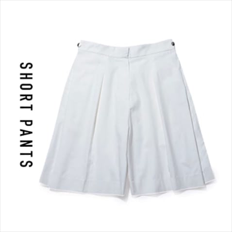 白ショートパンツ 17,600円／MUSEE by JUHYUN（アイクエスト ショールーム）　ショートパンツは重さが出ない白がオススメ。肌感を調整できる長そでと合わせても軽く見えるうえ、ゆとりのある形で隙も演出できる」（樋口さん）