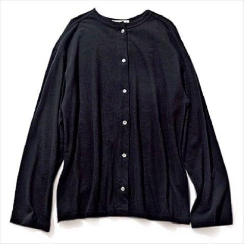 黒カーディガン 12,100円／THE SHINZONE（Shinzone ルミネ新宿店）　ロンTのようなカットソー素材の丸首カーデは初めて見ました。前を開けてはおってもニットカーデほど女っぽくならないので、ちょうどいい品のよさに着地。（出口さん）