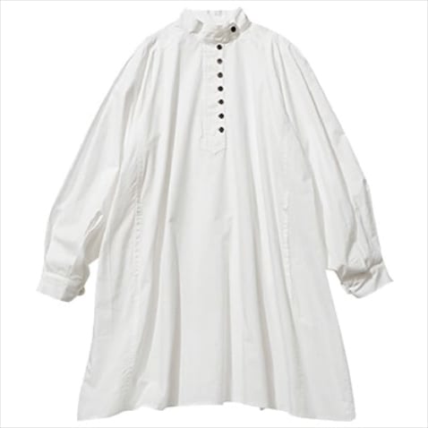 白シャツ 8,580円／フリークス ストア（フリークス ストア渋谷）　こういう白シャツはボタンも主張しないシンプルなものが多い中、これはあえてポイントになるような黒ボタン。アクセなしでも顔まわりを華やかに見せられます。（塚田さん）