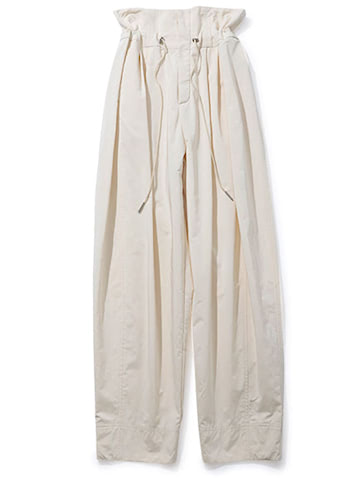 パンツ 18,700円／アダム エ ロペ　「ヒールを履く前提で試したい90’sライクなナイロンパンツも気になります。ウエストをしぼった形ならほどよい甘さもあり、スポーティになりすぎない。ヒールサンダルなど、レディな小物と試したい」（塚田綾子さん）
