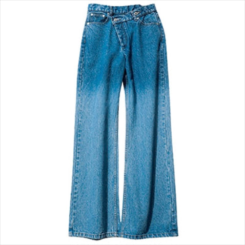 デザインデニムパンツ 19,800円／メゾンスペシャル（メゾンスペシャル 青山店）　ウォッシュ加工と思わせてよく見ると徐々に色が薄くなっているデザイン。ウエストも特徴的なので、ダメージデニムのようなハズしとして楽しんでみたい。（塚田さん）
