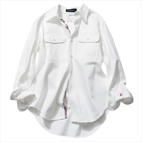 白シャツ 58,300円／MADISONBLUE（マルティニーク ルコント ルミネ有楽町）　前を全部閉めるとプレーンな白シャツ。ボタンをいくつか開けるとブランドロゴがチラ見えするというギミックが効いていて、シーンレスに使えそう。（岩田さん）