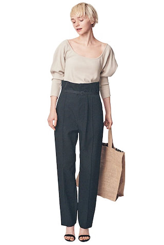 黒パンツ 42,900円／ATON（ATON AOYAMA）　ベージュボリュームスリーブカットソー 15,400円／ガリャルダガランテ ネイビー（ガリャルダガランテ 表参道店）　トートバッグ 2,970円／メイゾンベンガル（アルアバイル）　黒サンダル 13,990円／ZARA（ザラ カスタマーサービス）　サイドラインをスマートに見せる、ベルトループを排除したそっけないデザイン。体型に応じたベストな腰位置に合わせることが可能。