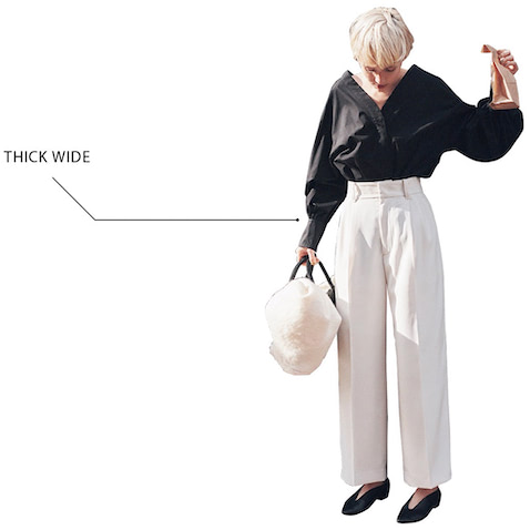 エクリュワイドパンツ（3月中旬発売予定） 15,950円／uncrave　黒ブラウス 14,960円／#Newans　イヤリング 21,230円／ben-amun（ZUTTOHOLIC）　バッグ 10,800円／DININUTIVO（デ・プレ）　シューズ 18,150円／エフ バイ ウェルフィット（ダイアナ 銀座本店）　バッグに入れたニット／スタイリスト私物。