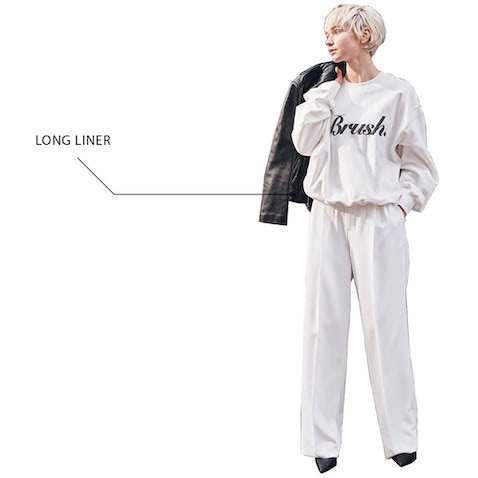 白パンツ 16,000円／N.O.R.C　白ロゴスエット 13,200円／メゾンスペシャル（メゾンスペシャル 青山店）　手に持ったライダースジャケット 99,000円／beautiful people（ビューティフルピープル 青山店）　パンプス 14,300円／ダイアナ（ダイアナ 銀座本店）　まじり気のない白となら、スエット姿も清潔感高く。