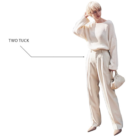 白パンツ 20,900円／THE SHINZONE（Shinzone ルミネ新宿店）　オフ白ニット 6,930円／ビーミング by ビームス（ビーミング ライフストア by ビームス 横浜ポルタ店）　バッグ 17,600円／Maison-Vincent（フラッパーズ）　ミュール 33,000円／ピッピシック（RHC ロンハーマン）　ウエストはマーベルト仕立て。
