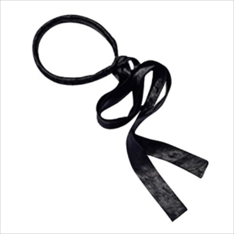 黒ロゴスエット 4,290円／原宿シカゴ 原宿店　黒リボンつきヘアバンド 6,930円／Chapeau d’ O（Chapeau d’ O 東急プラザ銀座店）