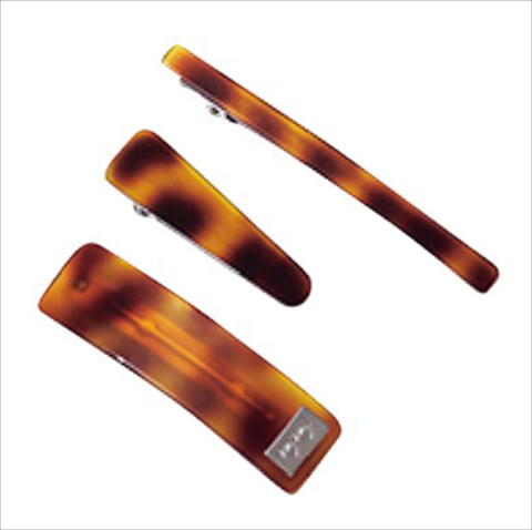 黒ラッフルブラウス（WEB限定） 9,900円／SLY（バロックジャパンリミテッド）　ブラウンべっ甲風3点セットヘアクリップ 9,900円／baebae（アイクエスト ショールーム）　インナー／スタイリスト私物