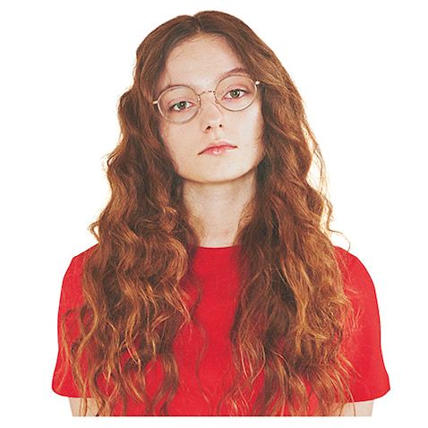 ☑主張はTシャツだけ。リップメイクも引き算を。　色ではなく透明感を引き出すためにグロスを塗布。眼鏡も極力主張しない、細身のメタルフレームをセレクト。
