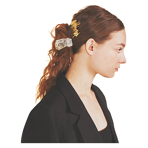 PART.2 【黒いトップス・映えるヘアアクセ】   辛口ジャケットに似合うモードな輝き。　クラフト感あふれるいびつなメタルパーツ。重ねづけし、ジュエリー以上のインパクトに。