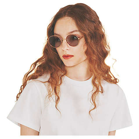 PART.1【Tシャツ・アイウエア・新しいリップ】   ☑コーラルリップで白Tにレトロな情緒を上乗せ。　赤みを含んだコーラルベージュ。さらにクラシックなラウンドフレームのサングラスを選び、デニムが似合う70’sのようなヴィンテージ感を演出。