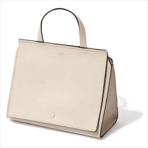 (22×28.5×12.5cm)ハンドバッグ 60,500円／OAD（ショールーム セッション）　かっちり感が中和されるまろやかな白。ショルダーストラップつき。