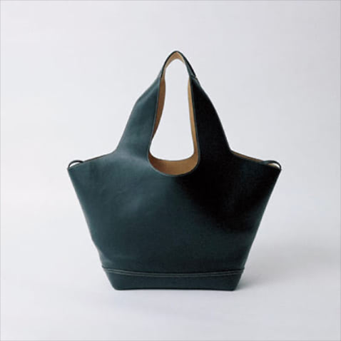 「かさばり知らずの薄手レザー」：黒バッグ（32×53×15） 52,800円／VASIC（ヴァジックジャパン）　しなやかなレザーだから、ビッグサイズでも手元まわりがすっきり整う。