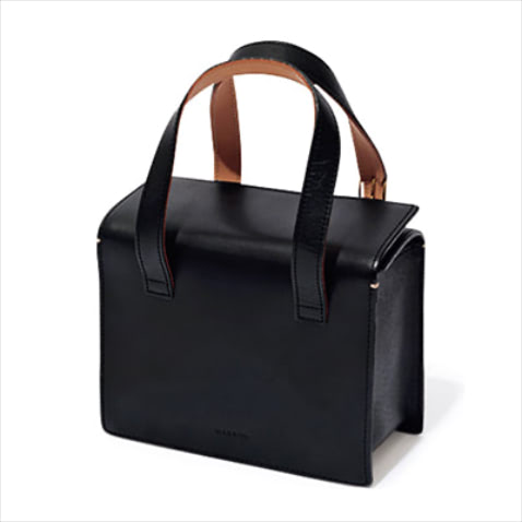 「開閉口が完全に開く」スクエアフォルム：黒レザーバッグ 37,400円／MARROW（4K）SIZE:15×19×8.5cm　マチ幅を拡大したボックスデザインで収納力もアップ。同時に装いをシャープに見せる効果も。背面にはカードポケットつき。