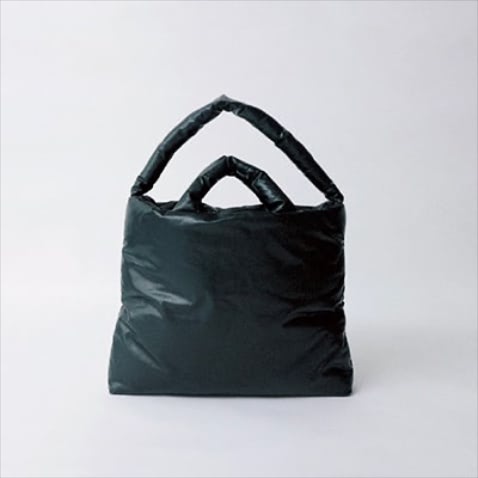 「ツヤのある表面でリッチな面持ちに」：バッグ（40×57×8） 53,900円／カッスル エディションズ（ガリャルダガランテ 表参道店）　ふっくらとしたフェイクレザー。中には3つのポケットを設置。