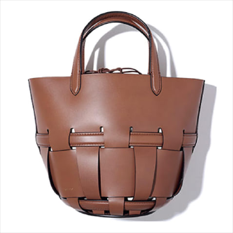 メッシュハンドバッグ 52,800円／ORSETTO（オルサ）　ジェーン・バーキンが持っていたかごバッグを彷彿させるコロンとした形。なつかしい甘さが漂うだけでなく、しっとりとしたレザーによって気品もアップ。