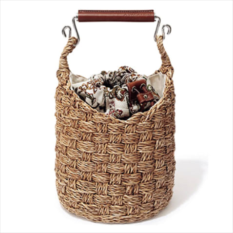 「用途に応じて3役担う」バスケット：バスケットバッグ 52,800円／A VACATION（アマン）SIZE:30×20×20cm　内側の巾着は取りはずしできるため、セットと各単体3WAYで使用可能。どんな服装にも合うカラーリングとサイズ感。