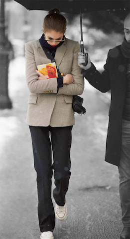 「おかたいジャケットにコンバース」知的なジャケットも、コンバース合わせだとくずれず女性らしさをキープ。幅広い服に合わせることを優先すると、"スニーカー感"の少ないコンバースがやはり優勢。